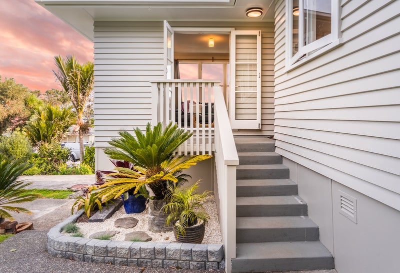 1/16 Thuja Street, Green Bay, Auckland - Carousel 2