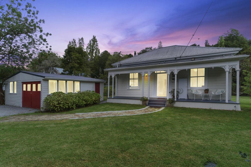 8 Western Road, Laingholm, Auckland - Carousel 1