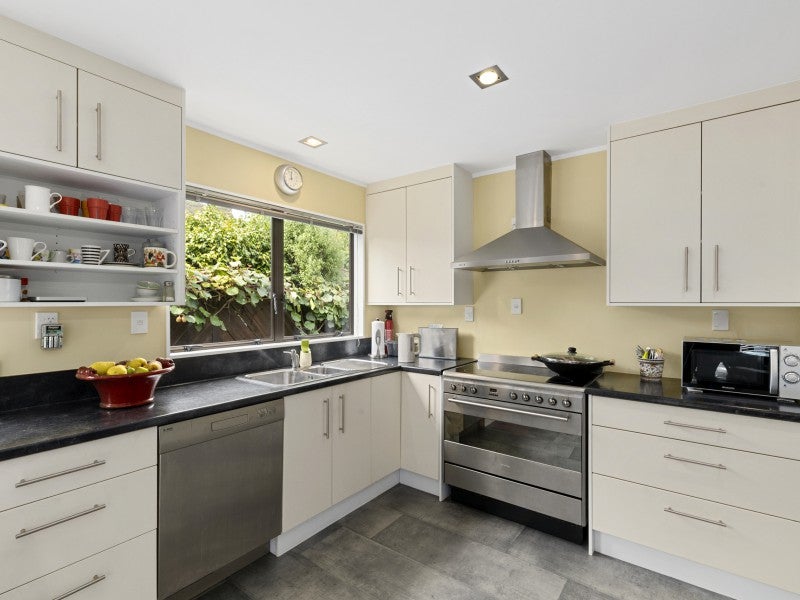 39 Waddington Drive, Naenae, Lower Hutt - Carousel 2