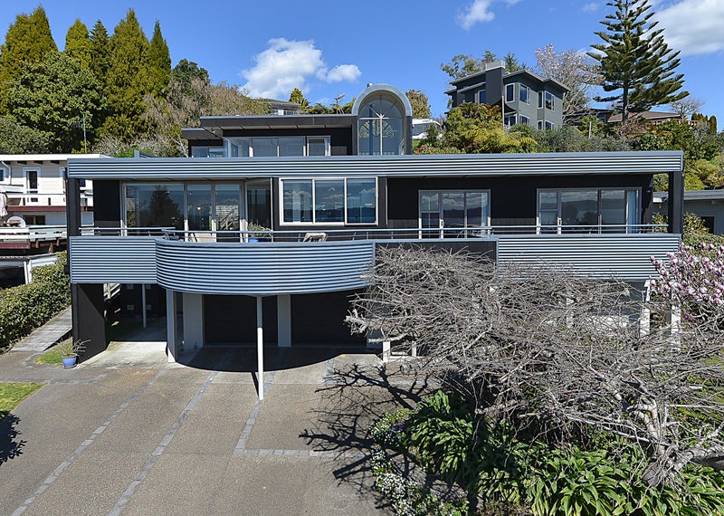 12 Manahi Avenue, Kawaha Point, Rotorua - Carousel 1