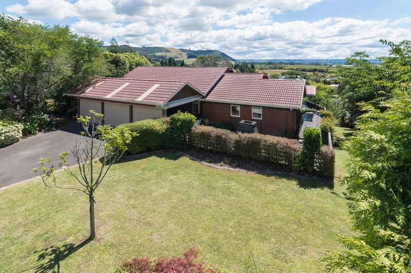 11 Rika Place, Kawaha Point, Rotorua - Carousel 2