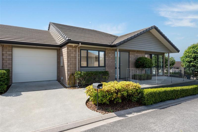 1 Royalle MEWS, Botany Downs, Auckland - Carousel 1