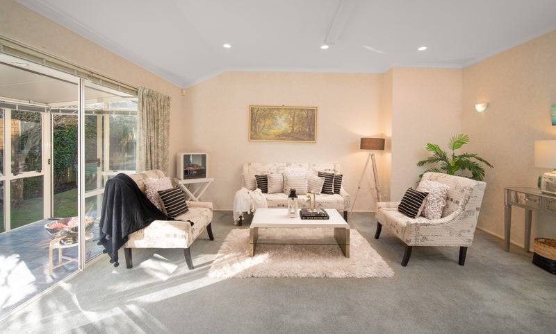 15 Villa Grove, Ilam, Christchurch - Carousel 2