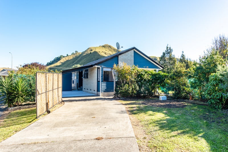 24 Edelsten Place, Tamarau, Gisborne - Carousel 1