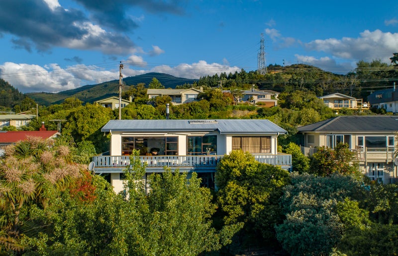 186 The Ridgeway, Stoke, Nelson - Carousel 1