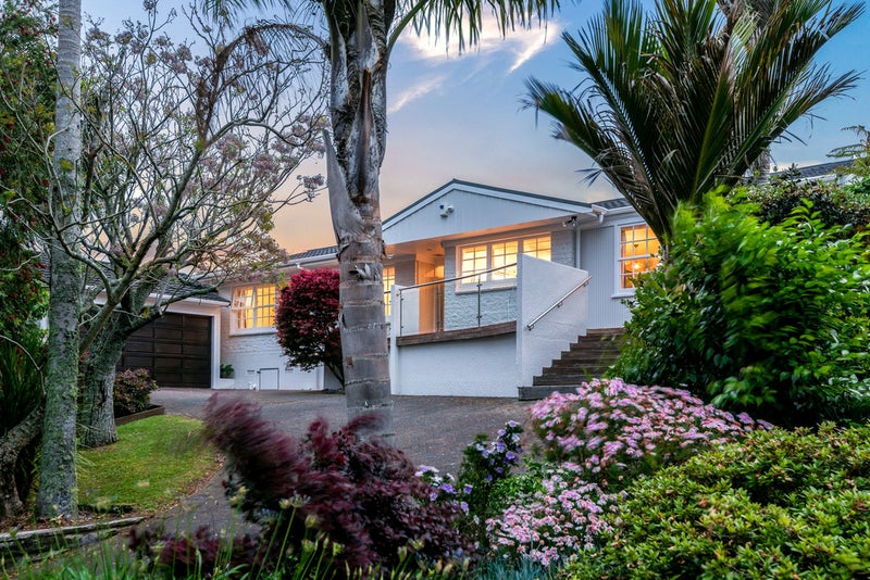 16 Himalaya Drive, Half Moon Bay, Auckland - Carousel 1