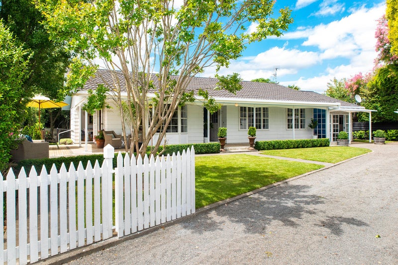 11 Corwen Place, Mayfair, Hastings - Carousel 1