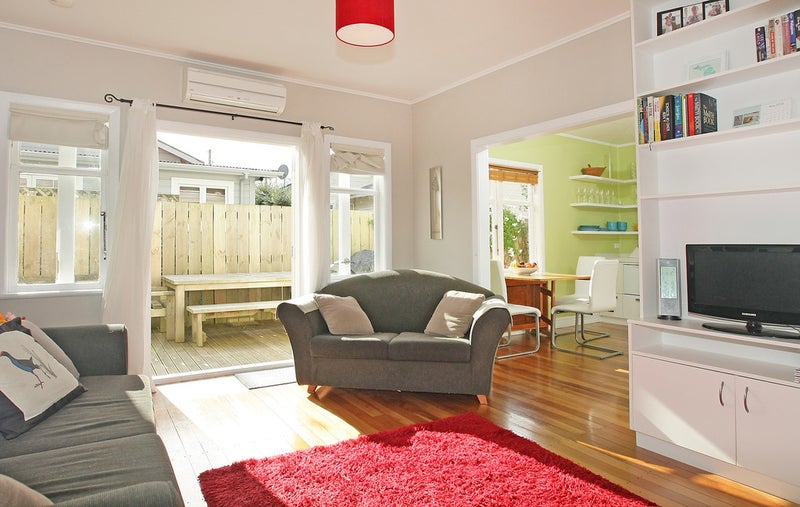 147 Queens Drive, Lyall Bay, Wellington - Carousel 2