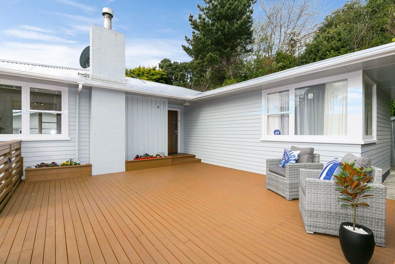 62 Catherine Crescent, Paparangi, Wellington - Carousel 1