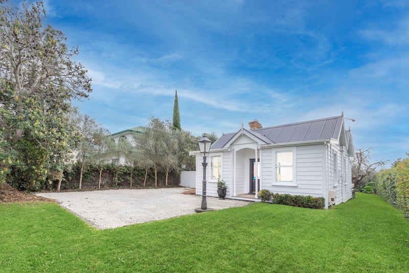 17 Onewa Road, Northcote, Auckland - Carousel 1