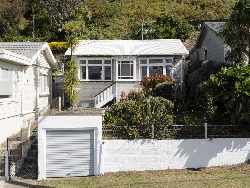 284 Queens Drive, Lyall Bay, Wellington - Carousel 1