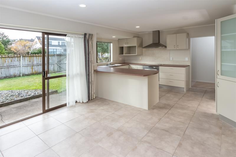 1/91 Aviemore Drive, Highland Park, Auckland - Carousel 2
