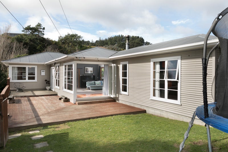 15 Willowbank Road, Tawa, Wellington - Carousel 1