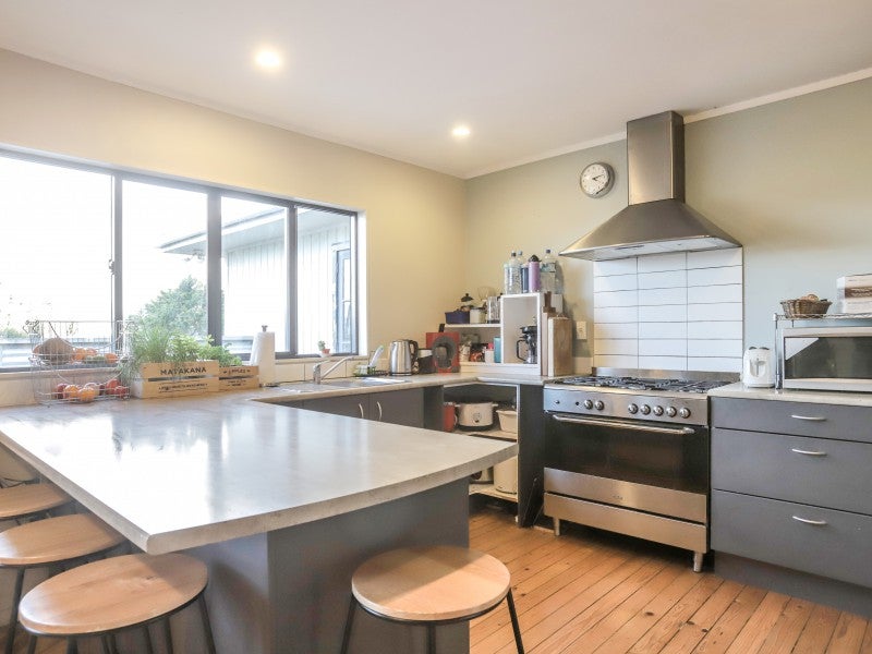 4 Hiwi Crescent, Titahi Bay, Porirua - Carousel 1