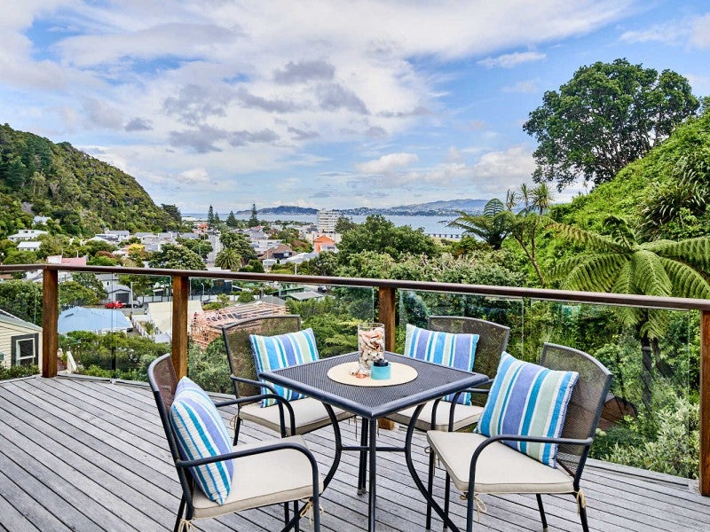 7 Russo Terrace, Eastbourne, Lower Hutt - Carousel 1
