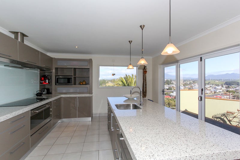 8 Scott Street, Moturoa, New Plymouth - Carousel 2