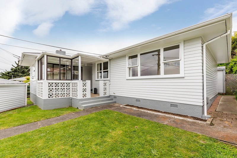 12 Beverley Grove, Paparangi, Wellington - Carousel 1