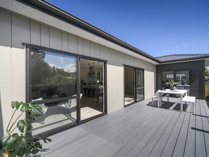 8A Stirling Crescent, Hokowhitu, Palmerston North - Carousel 2