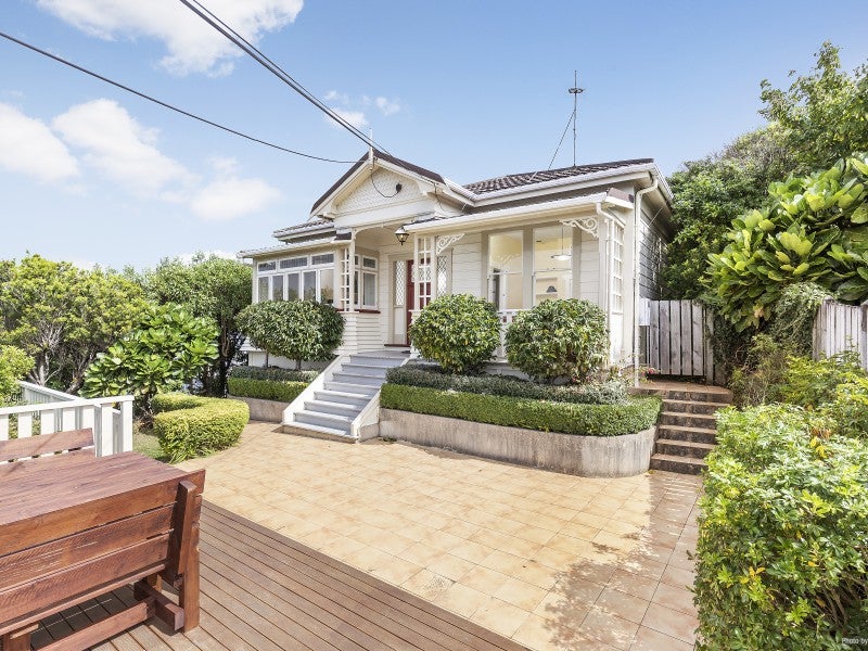 8 Mertoun Terrace, Highbury, Wellington - Carousel 1