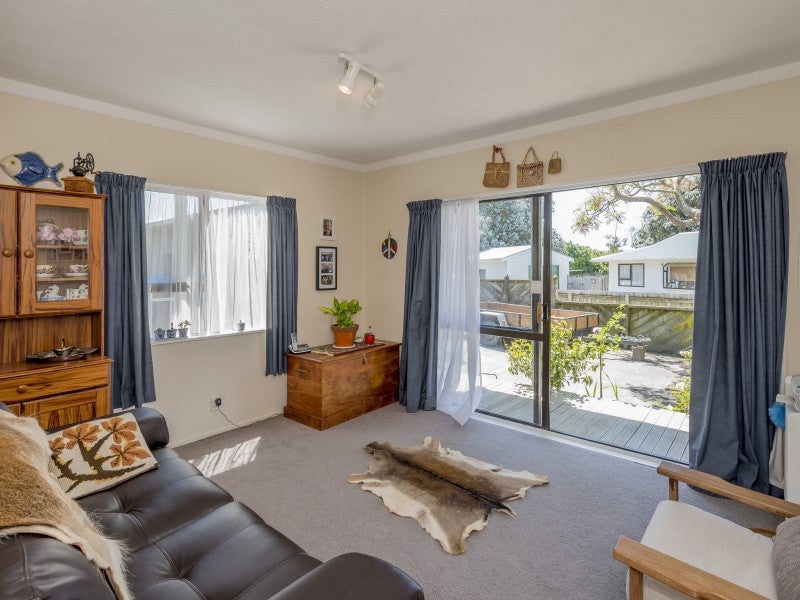 36 Hicks Crescent, Waikanae Beach, Waikanae - Carousel 2
