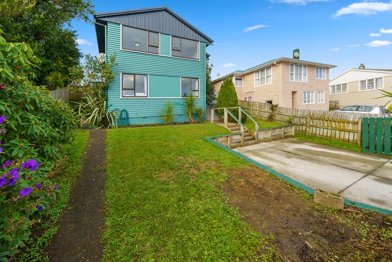 33 Kokiri Crescent, Waitangirua, Porirua - Carousel 1