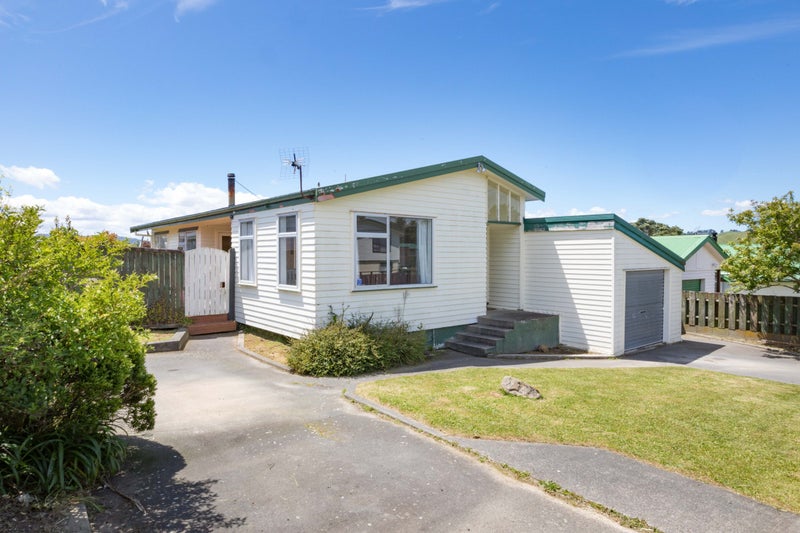 4 Almora View, Ascot Park, Porirua - Carousel 1
