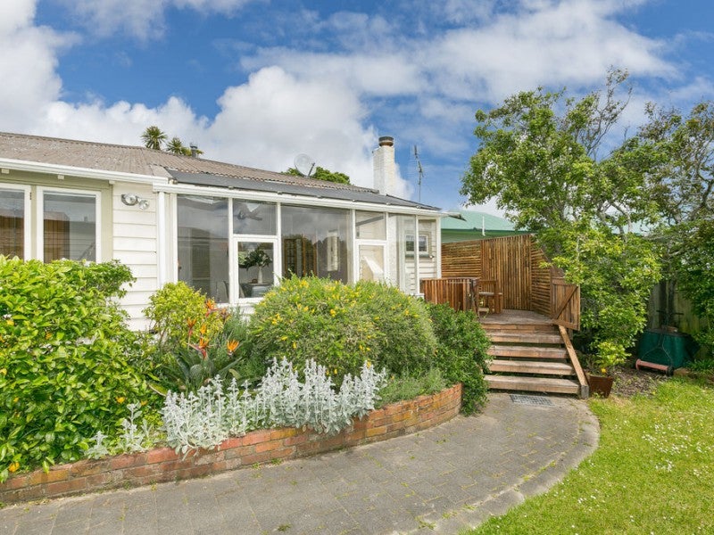 18 Plymouth Street, Karori, Wellington - Carousel 1
