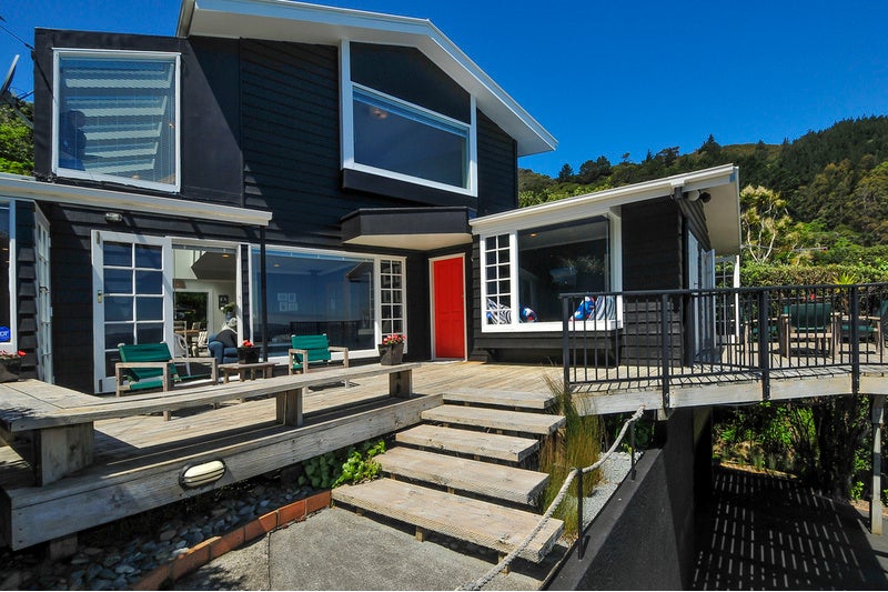 303 Marine Drive, York Bay, Lower Hutt - Carousel 1