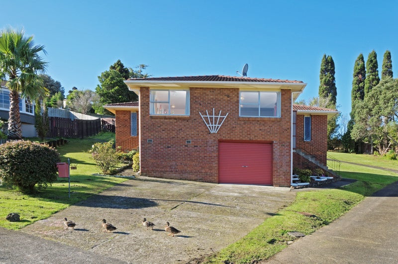 13 Verena Place, Green Bay, Auckland - Carousel 1
