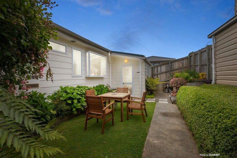 6 Kekerenga Street, Strathmore Park, Wellington - Carousel 1