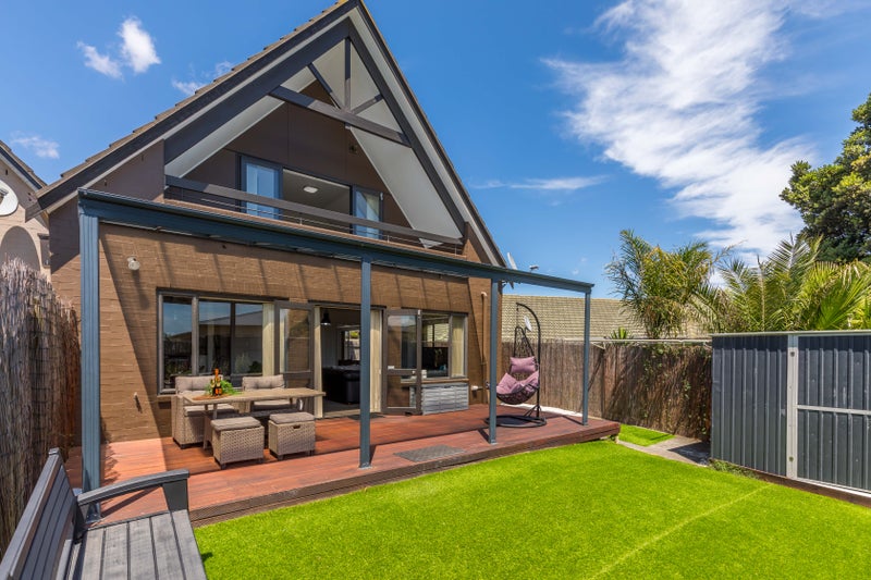 44 Earnslaw Crescent, Clover Park, Auckland - Carousel 1