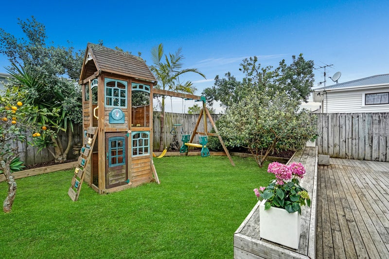 4 Tiroroa Avenue, Te Atatu South, Auckland - Carousel 2