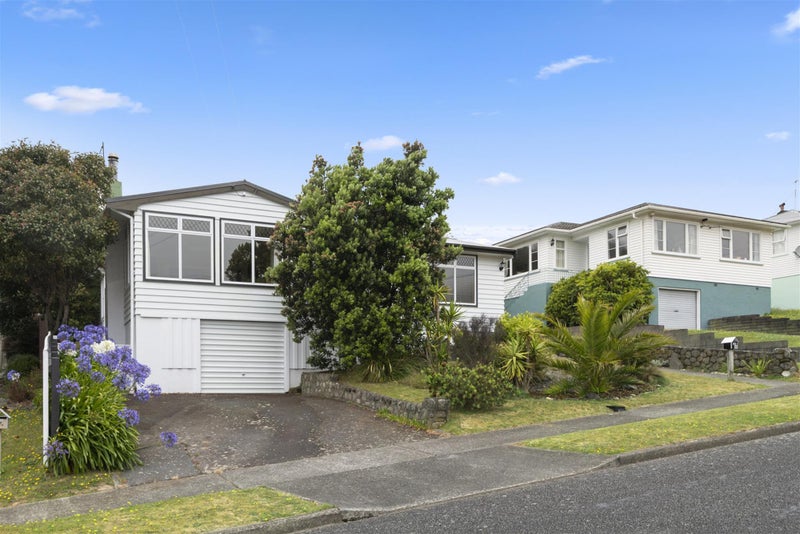89 Taylor Terrace, Tawa, Wellington - Carousel 1