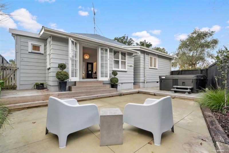 107 Beach Road, Mellons Bay, Auckland - Carousel 1