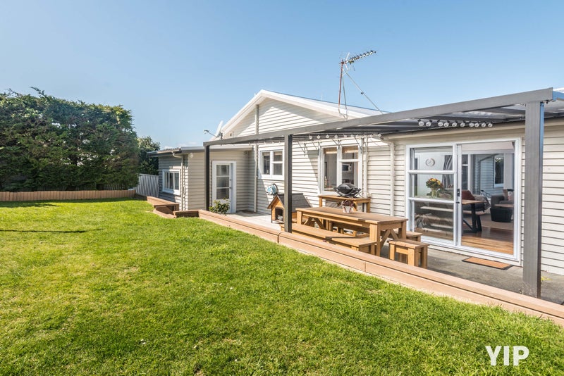 3 Loasby Crescent, Newlands, Wellington - Carousel 1