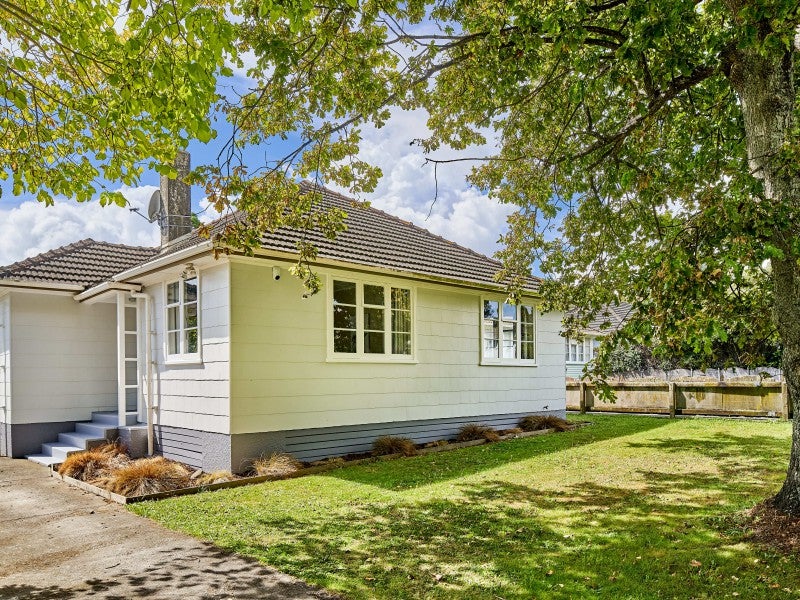 31 Mungavin Avenue, Ranui, Porirua - Carousel 1