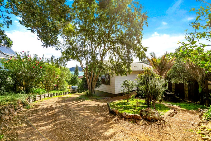 14 Miami Avenue, Surfdale, Waiheke Island - Carousel 2