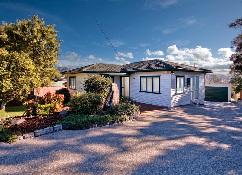 95 Cliff View Drive, Green Bay, Auckland - Carousel 1