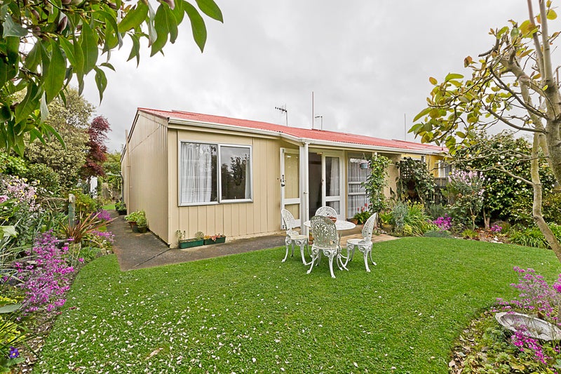 8 Westmere Place, Takaro, Palmerston North - Carousel 1