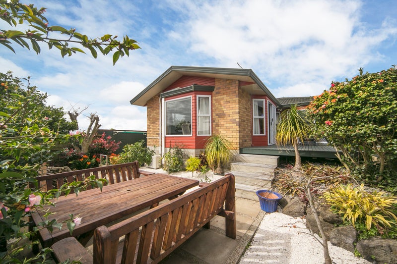 2/8 Miro Road, Māngere Bridge, Auckland - Carousel 1