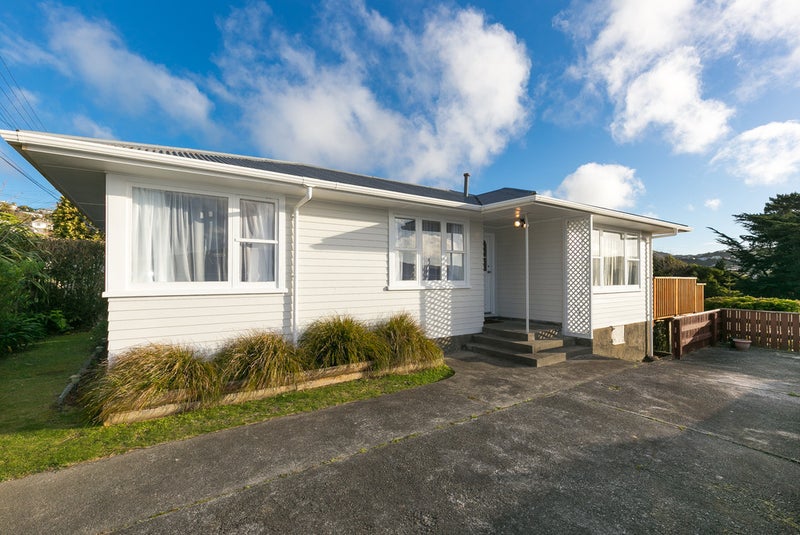 14 Catherine Crescent, Paparangi, Wellington - Carousel 1