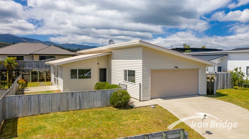 14 Diamond Grove, Brown Owl, Upper Hutt - Carousel 1
