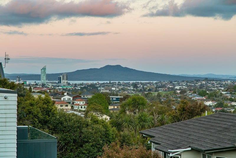 5E Speedy Crescent, Hillcrest, Auckland - Carousel 2