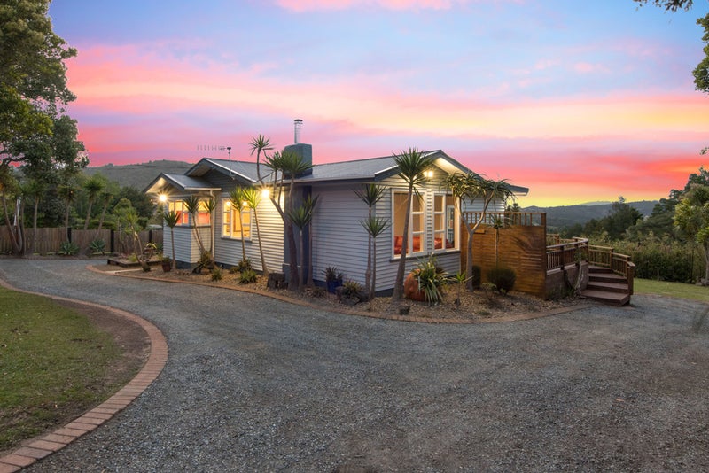 1107 Scenic Drive North, Swanson, Auckland - Carousel 1