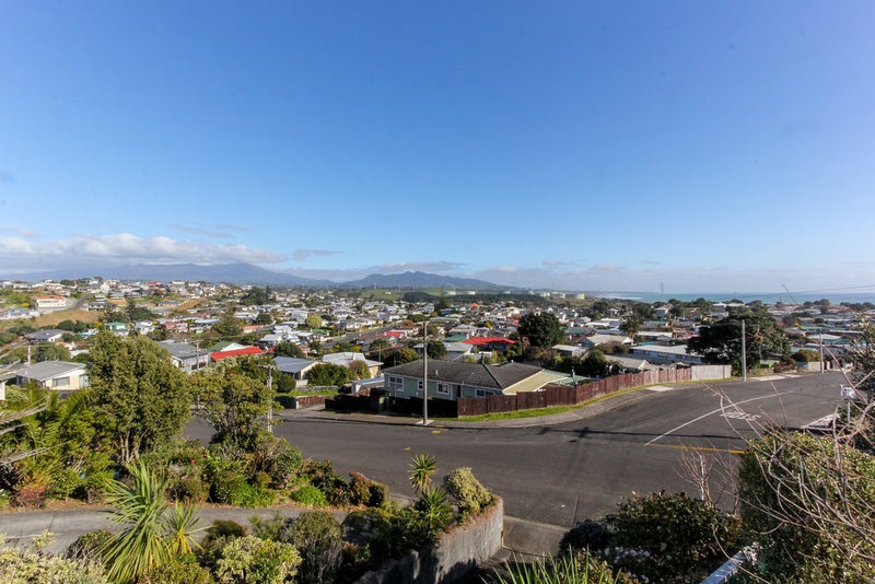 8 Scott Street, Moturoa, New Plymouth - Carousel 16