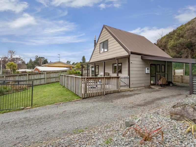 6 Monarch Grove, Maoribank, Upper Hutt - Carousel 13