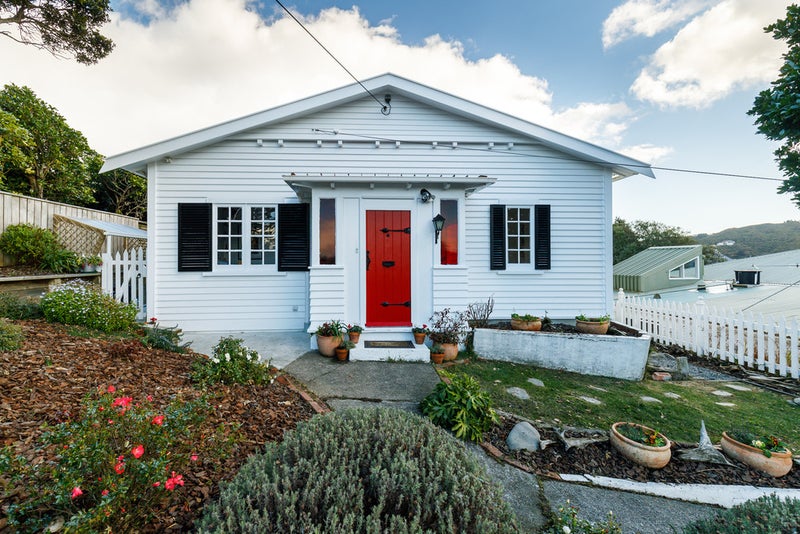 8 Messines Road, Karori, Wellington - Carousel 1