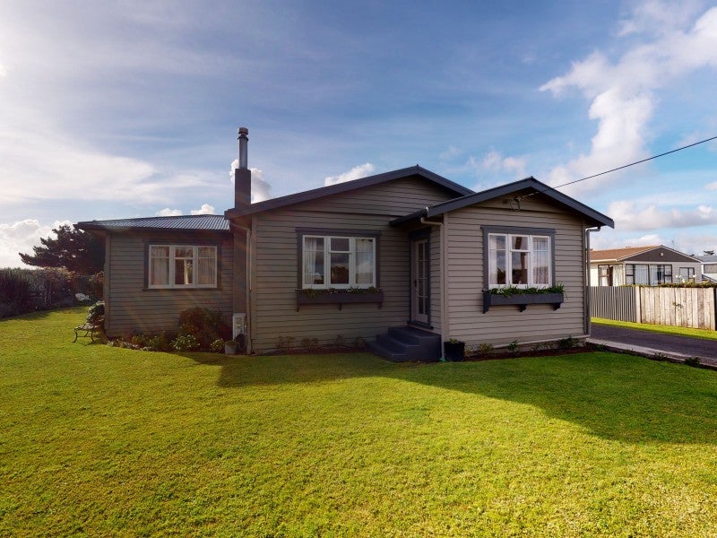 37 Edinburgh Terrace, Foxton Beach, Foxton - Carousel 1