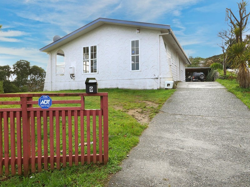 9 Tyrone Grove, Wainuiomata, Lower Hutt - Carousel 1