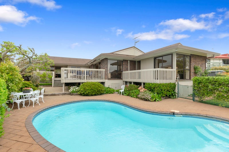 17 Caithness Place, Farm Cove, Auckland - Carousel 1